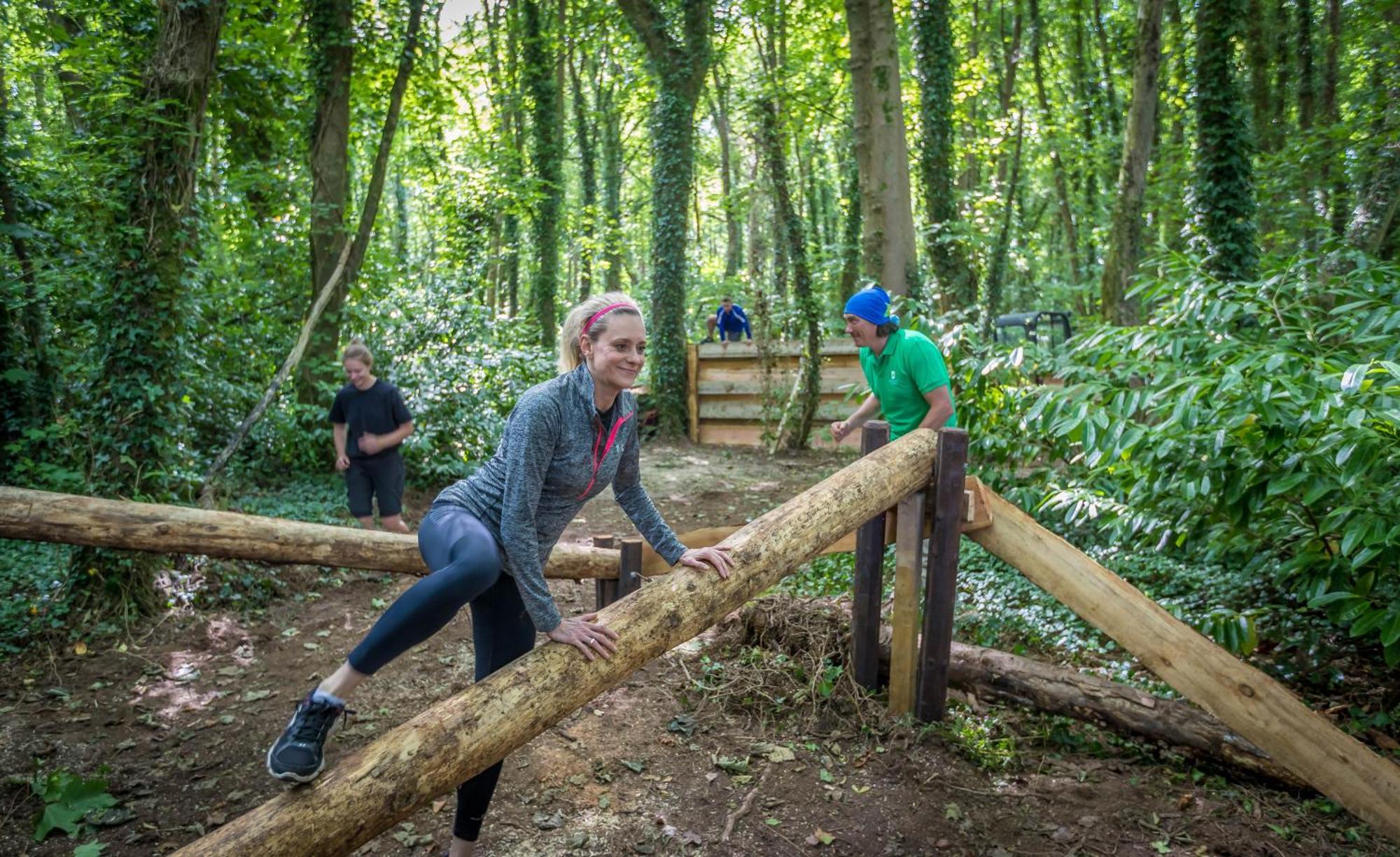 福塔岛Spa酒店 Fota 外观 照片 A woman climbing over a log