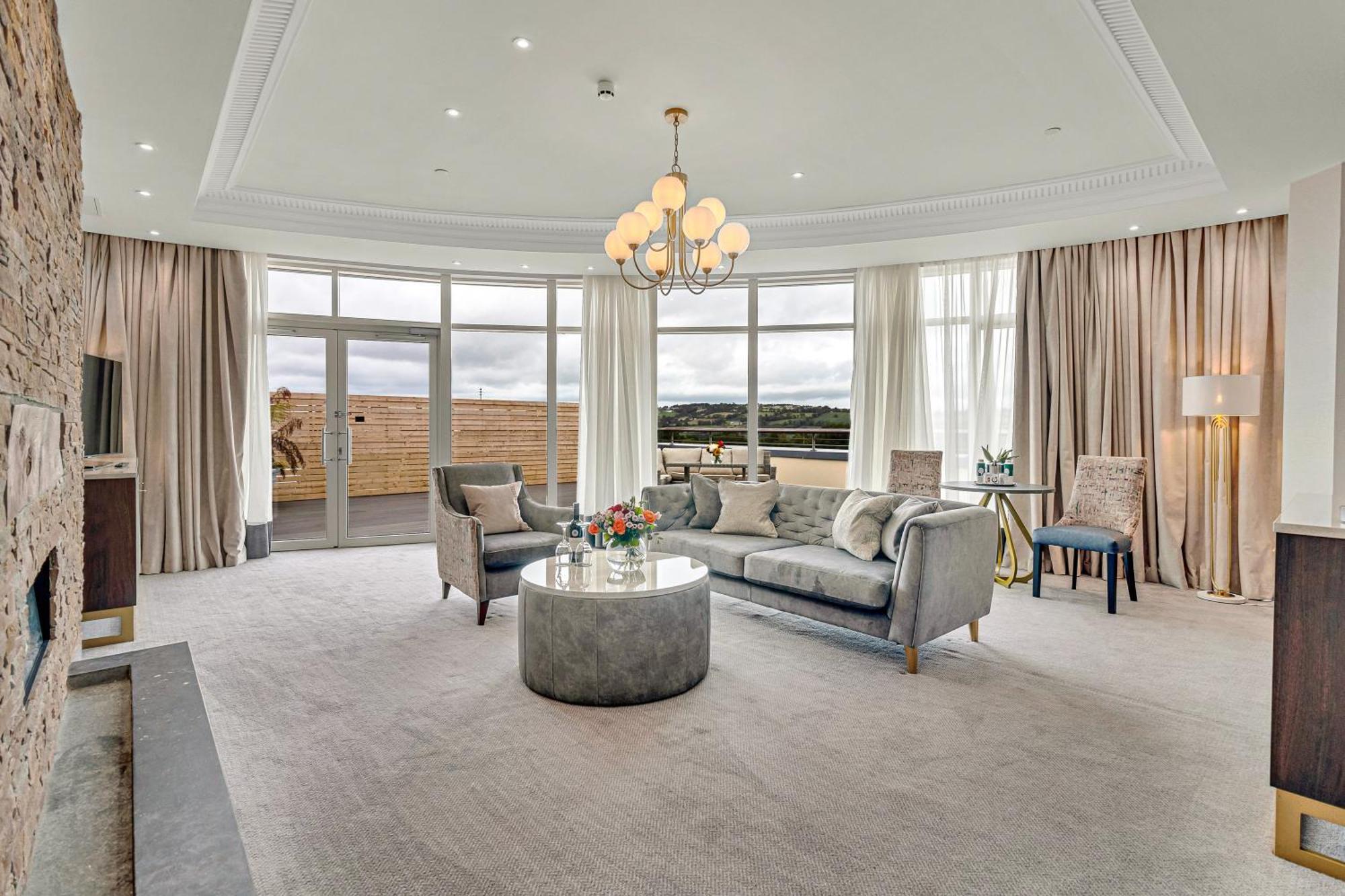 福塔岛Spa酒店 Fota 外观 照片 The living room of a penthouse apartment at The Ivy Collection