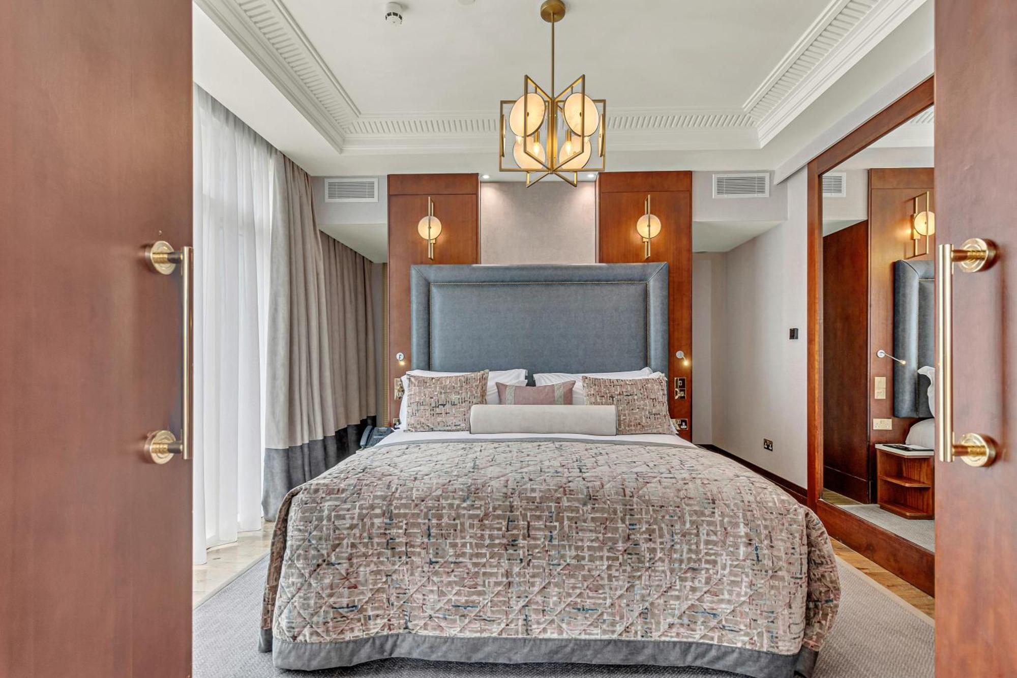 福塔岛Spa酒店 Fota 外观 照片 A bedroom at the Ritz-Carlton, DIFC
