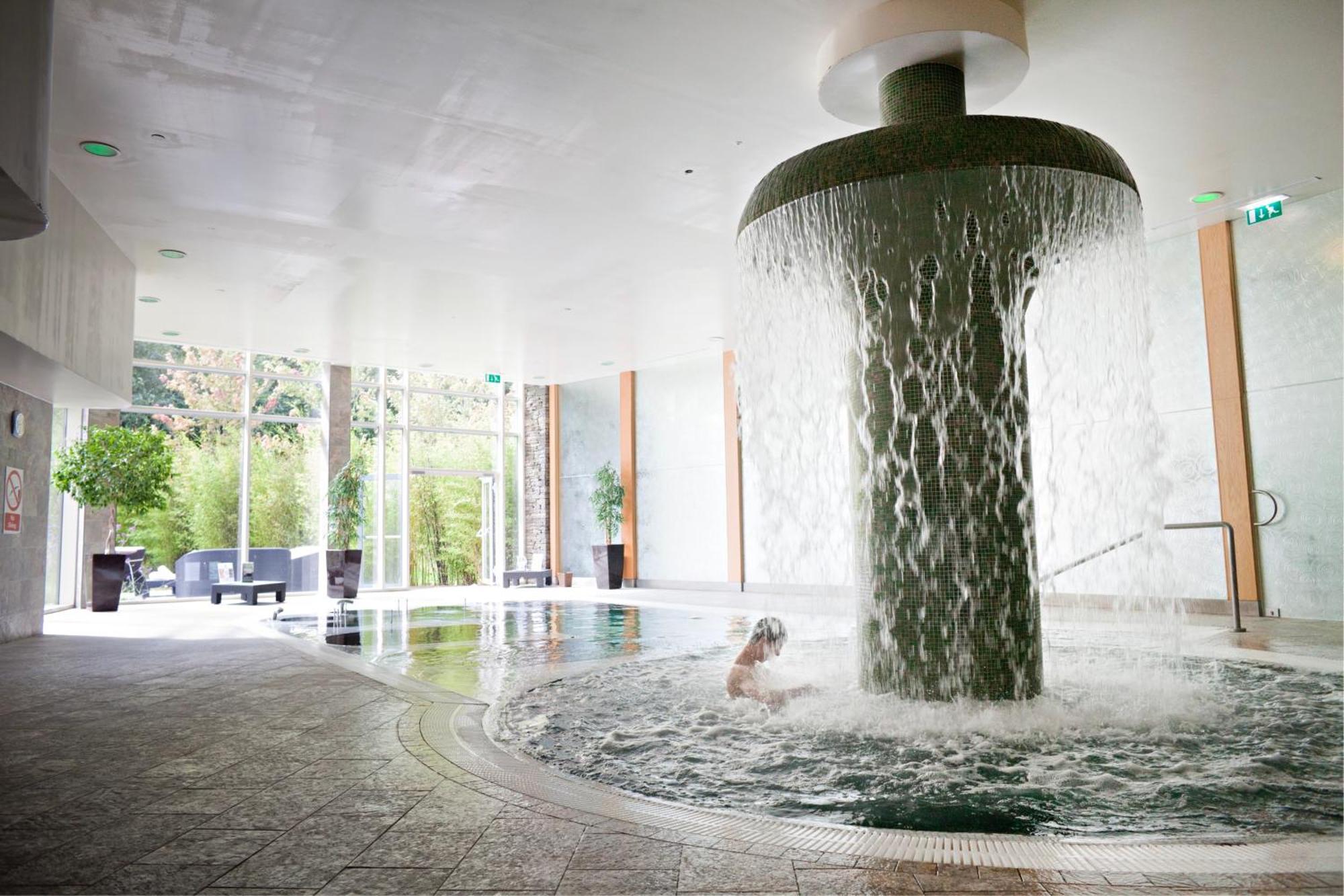 福塔岛Spa酒店 Fota 外观 照片 Fountain at the entrance of the spa